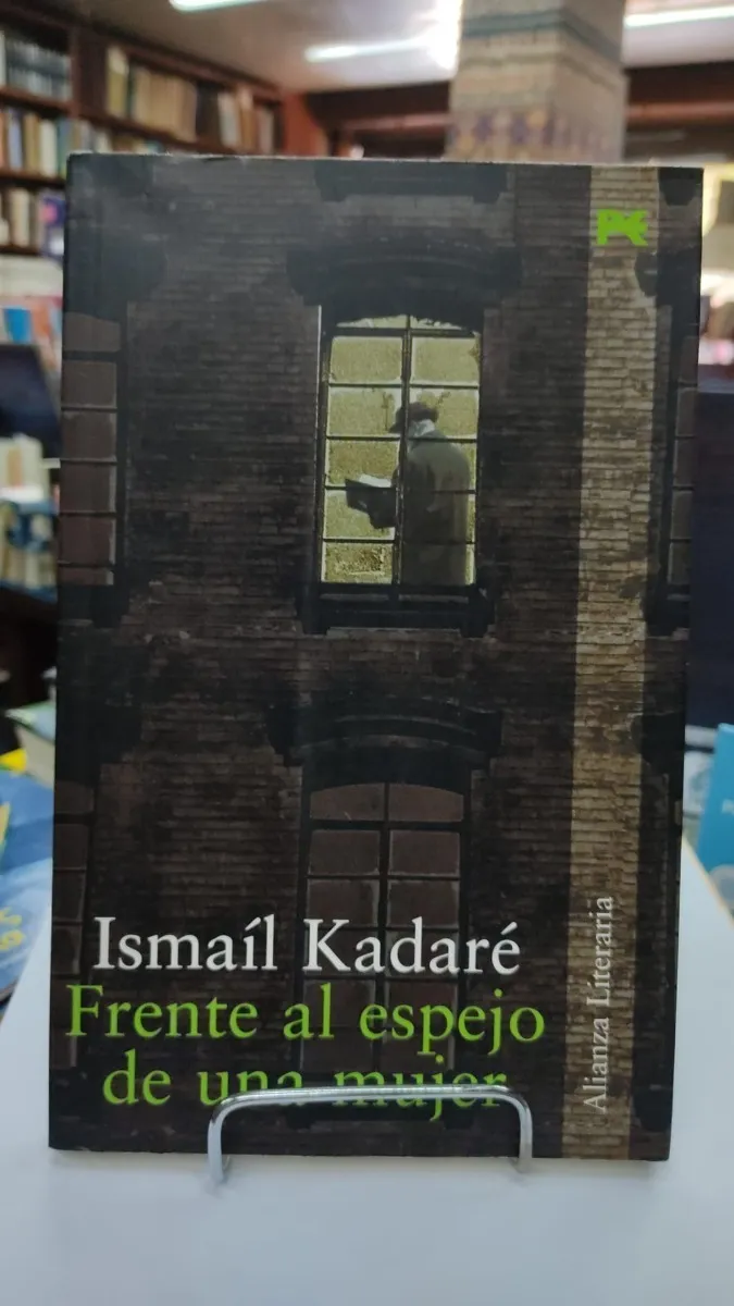 Frente Al Espejo De Una Mujer - Ismail Kadare - Editorial Alianza